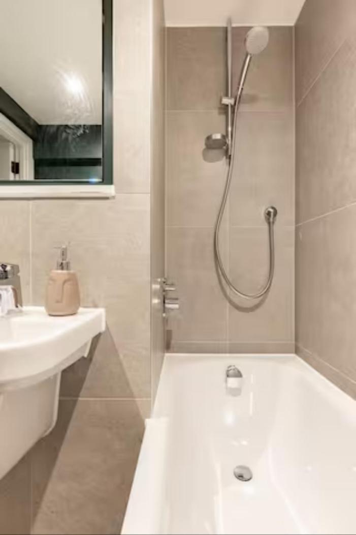Two Bedrooms Exquisite En-Suite Apartment Deansgate Manchester Bagian luar foto